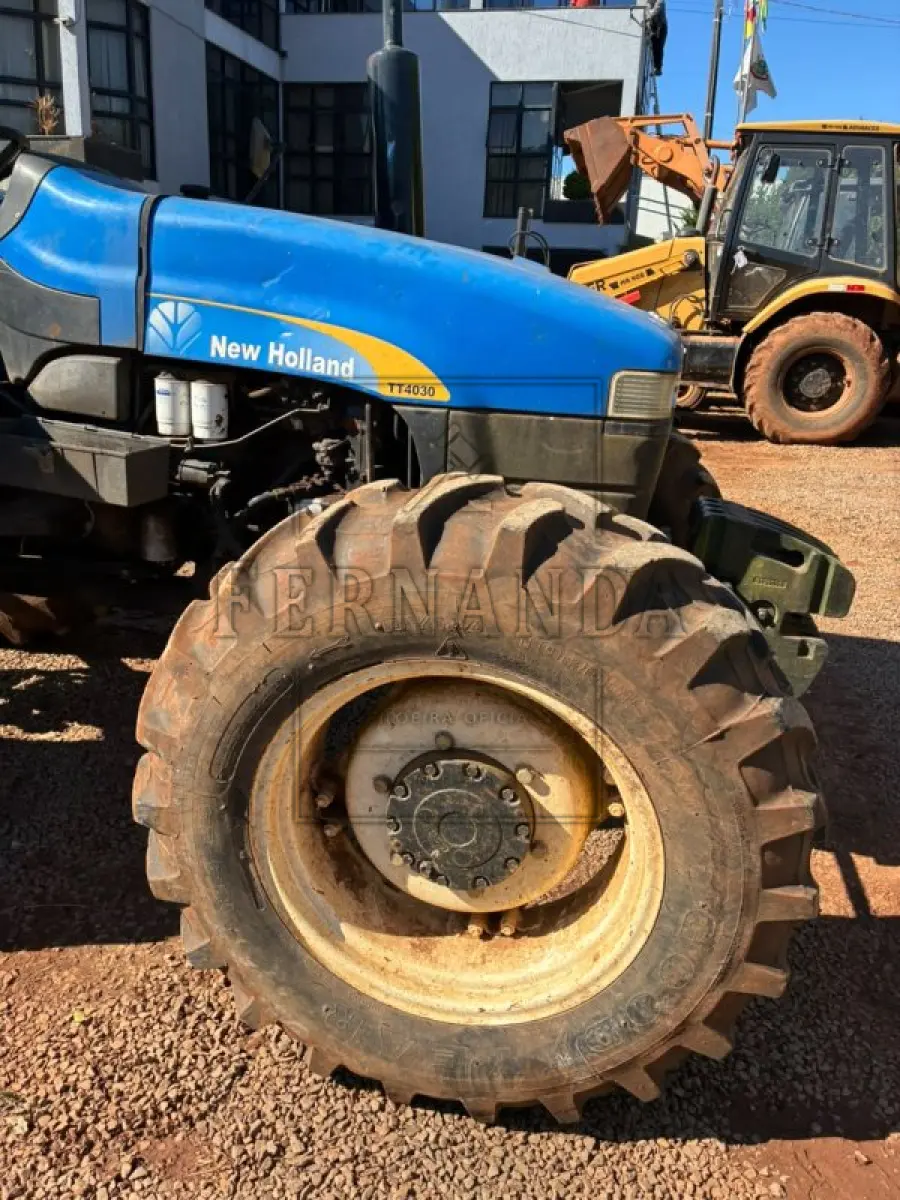 LOTE 002 - Trator Agrícola New Holland TT4030 75CV, ano 2018, diesel. Avaliado em R$ 80.000,00.