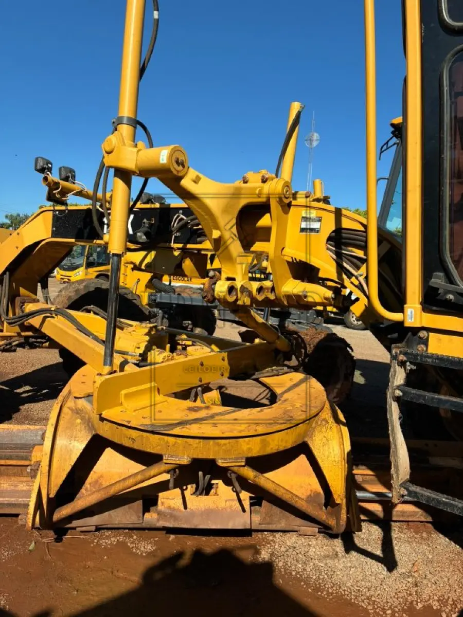 LOTE 005 - Motoniveladora Caterpillar 120K, ano 2013, diesel. Avaliada em R$ 180.000,00.