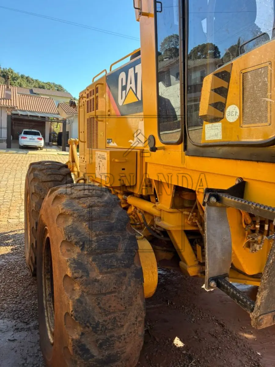 LOTE 005 - Motoniveladora Caterpillar 120K, ano 2013, diesel. Avaliada em R$ 180.000,00.