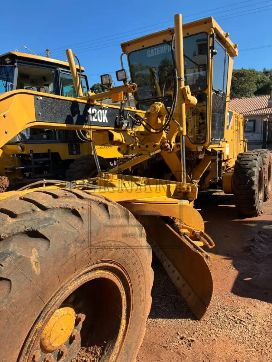 LOTE 005 - Motoniveladora Caterpillar 120K, ano 2013, diesel. Avaliada em R$ 180.000,00.
