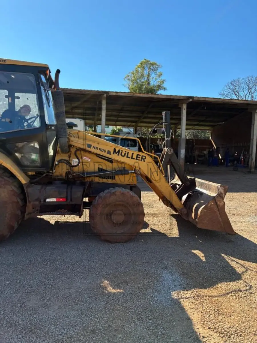 LOTE 004 - Retroescavadeira Muller MR406ADV 4X4 100hp, ano 2024, diesel. Avaliada em R$ 150.000,00.