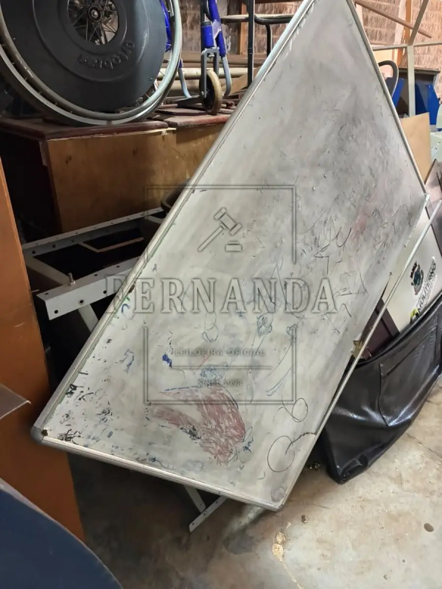 LOTE 010 - Lote de sucatas diversas. Avaliado em R$ 500,00.