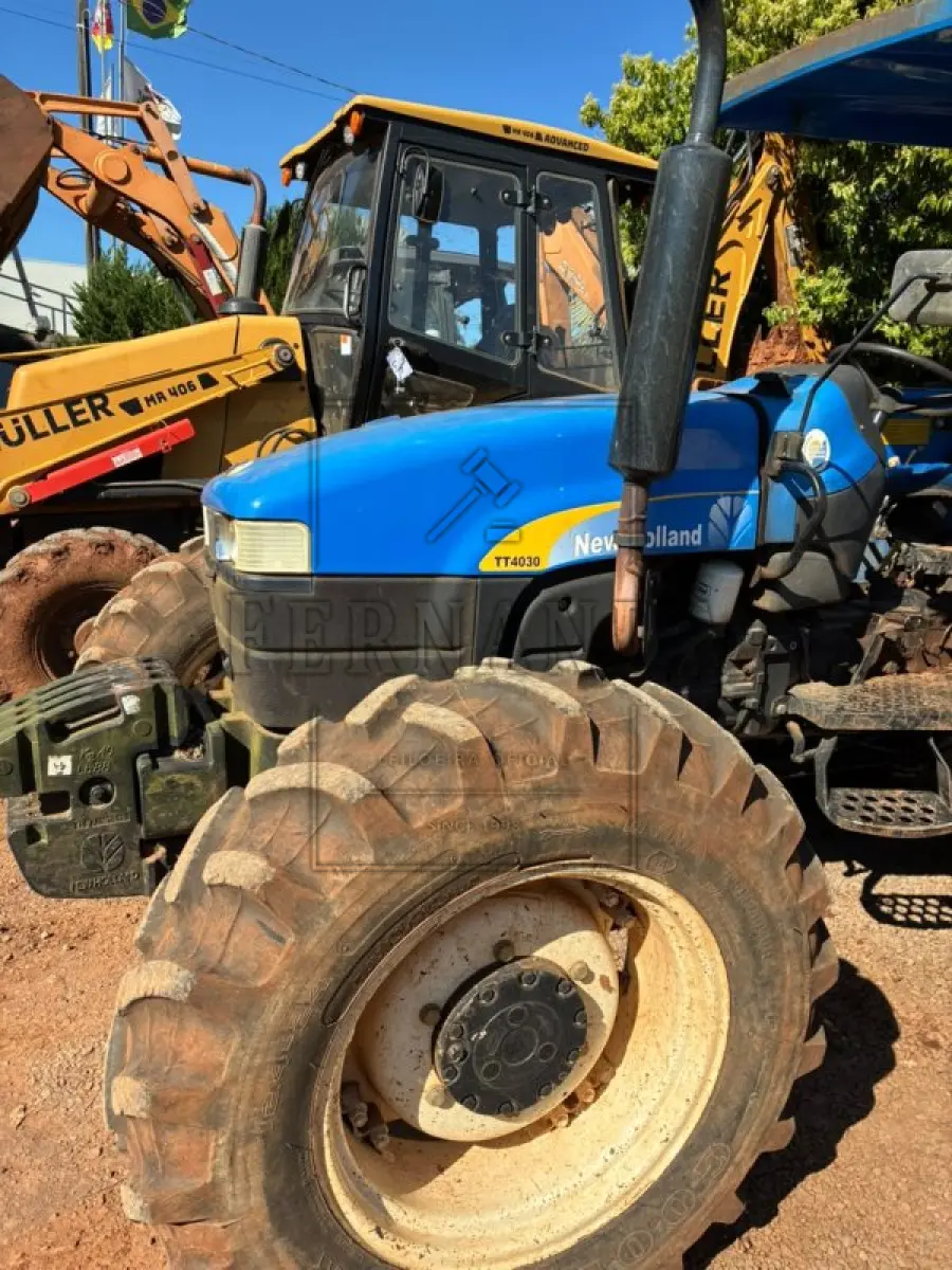 LOTE 002 - Trator Agrícola New Holland TT4030 75CV, ano 2018, diesel. Avaliado em R$ 80.000,00.