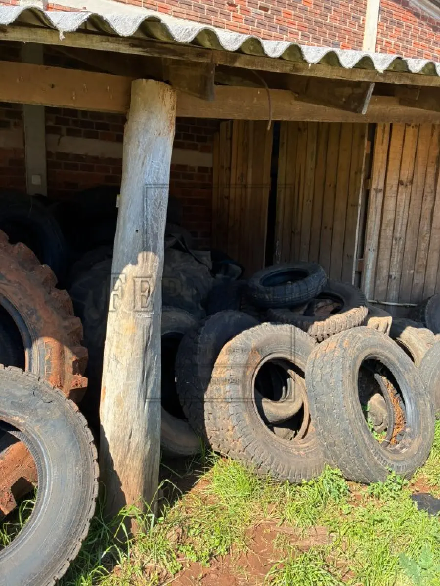 LOTE 011 - Lote de sucata de pneus diversos. Avaliado em R$ 300,00.
