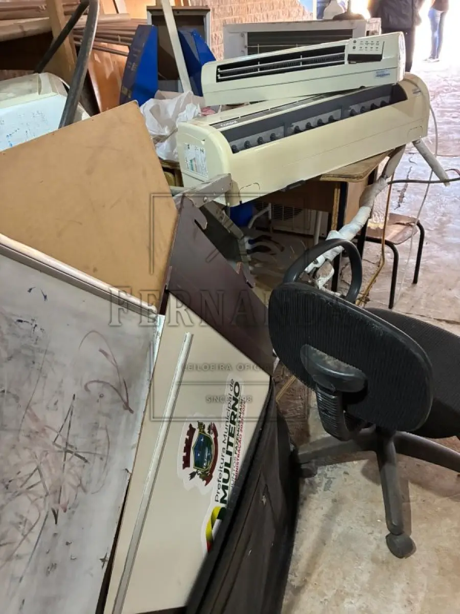 LOTE 010 - Lote de sucatas diversas. Avaliado em R$ 500,00.