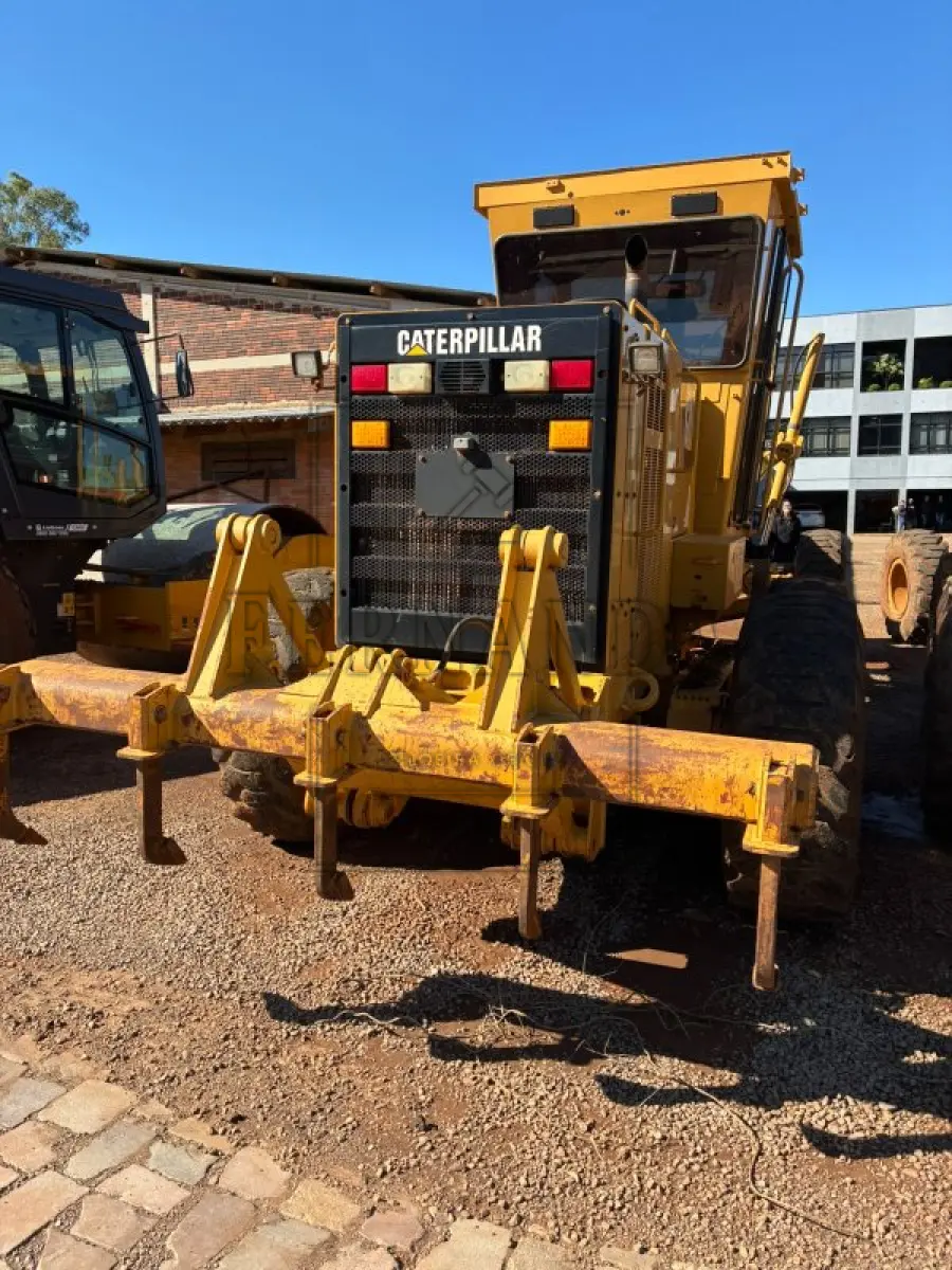LOTE 005 - Motoniveladora Caterpillar 120K, ano 2013, diesel. Avaliada em R$ 180.000,00.