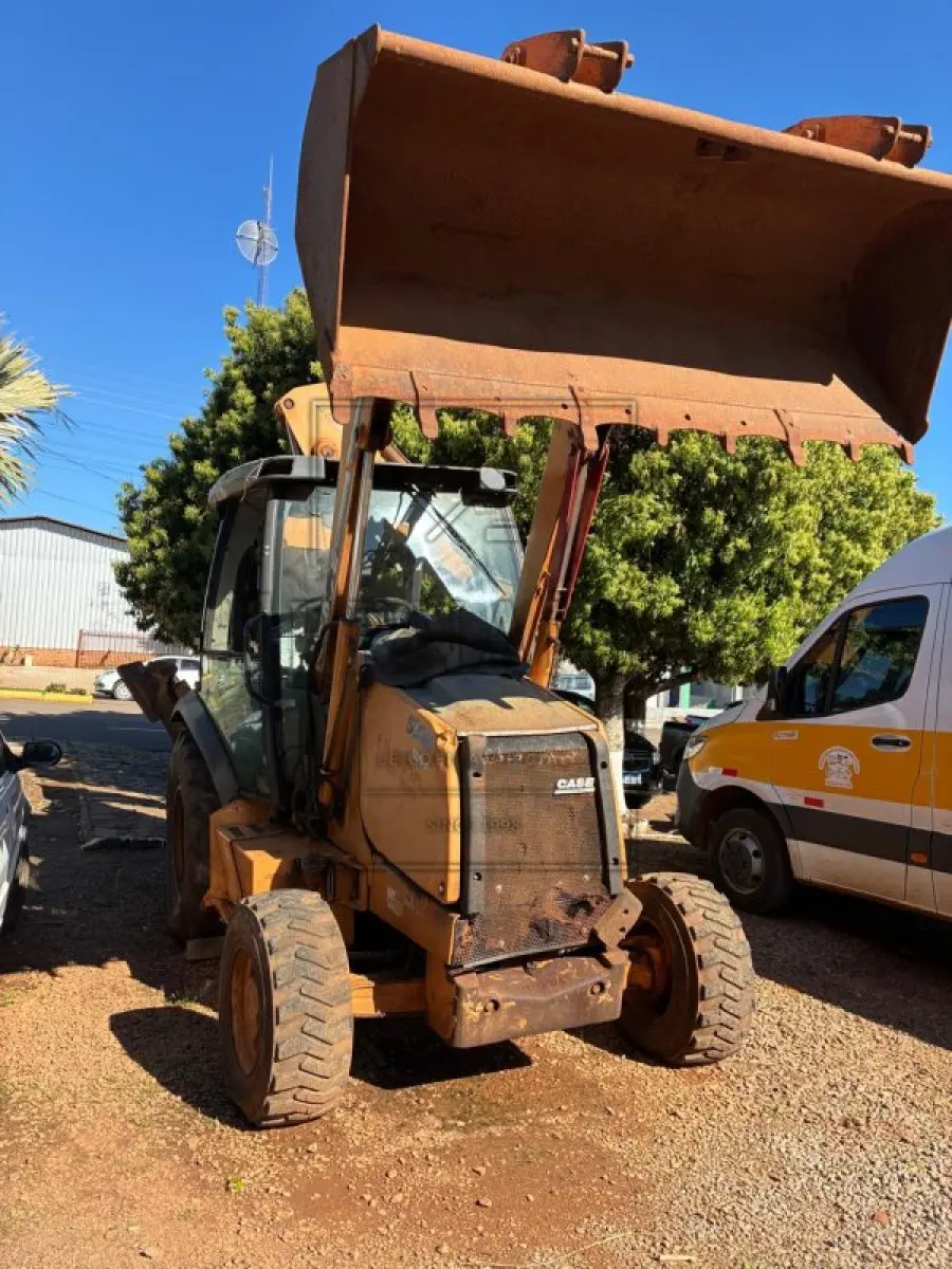 LOTE 003 - Retroescavadeira Case 580M 4X4, 85 hp, ano 2010, diesel. Avaliado em R$ 60.000,00.