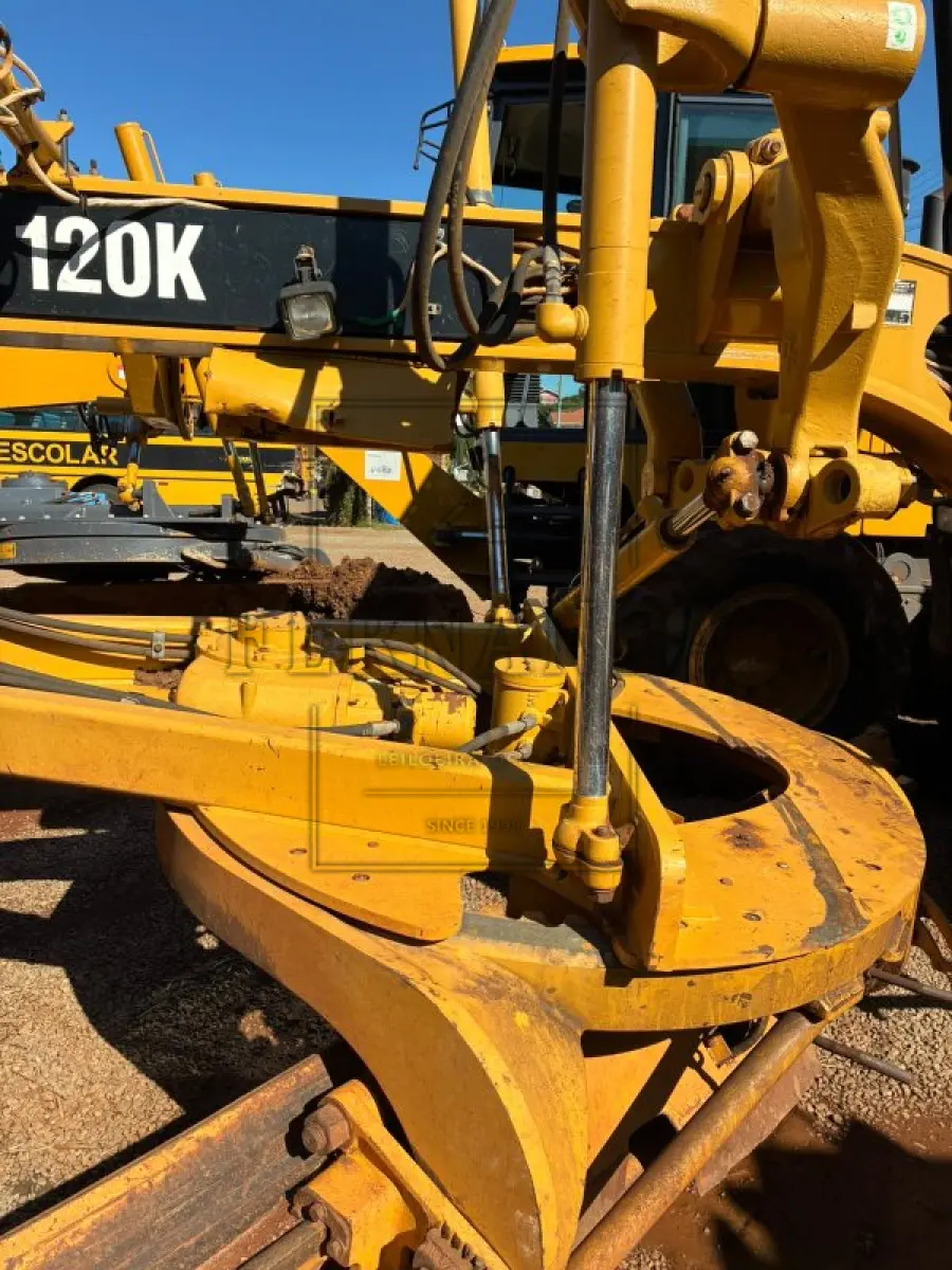 LOTE 005 - Motoniveladora Caterpillar 120K, ano 2013, diesel. Avaliada em R$ 180.000,00.