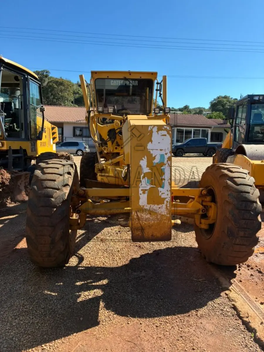 LOTE 005 - Motoniveladora Caterpillar 120K, ano 2013, diesel. Avaliada em R$ 180.000,00.