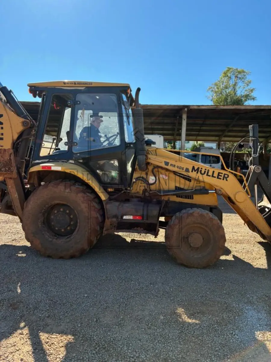 LOTE 004 - Retroescavadeira Muller MR406ADV 4X4 100hp, ano 2024, diesel. Avaliada em R$ 150.000,00.