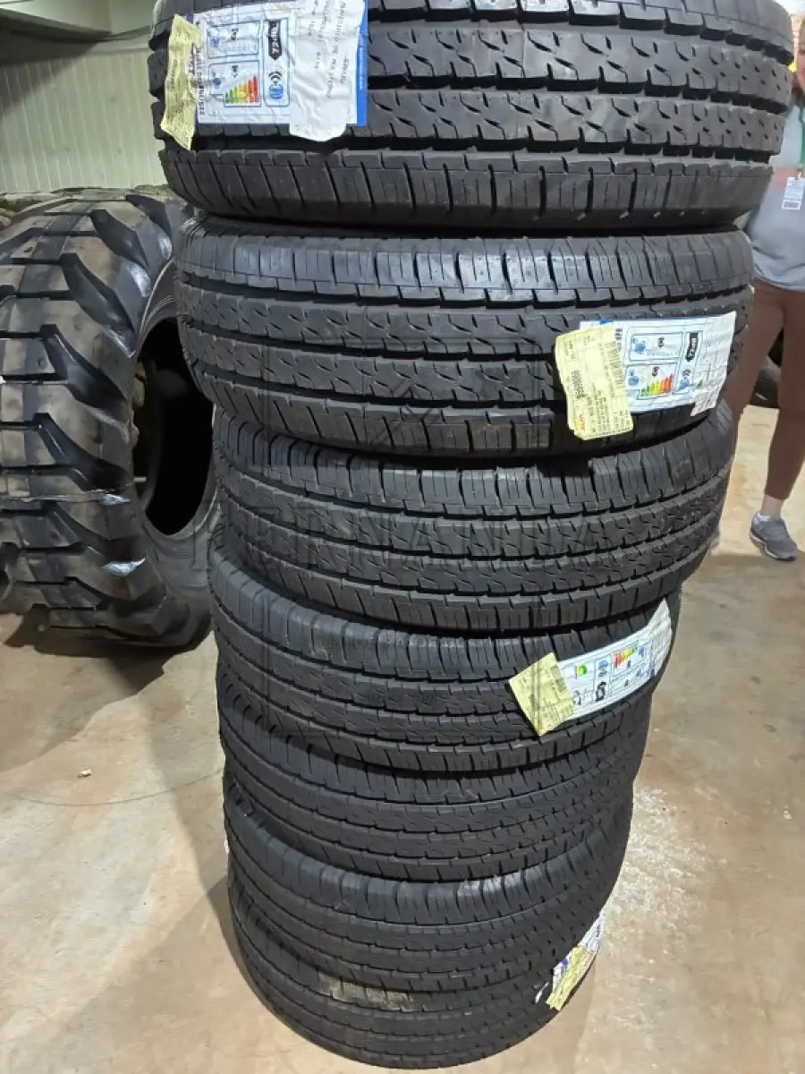 LOTE 009 - Lote com 7 (sete) pneus novos MASSIMO 225/70 R15 DUREVO V1. Avaliado em R$ 280,00.