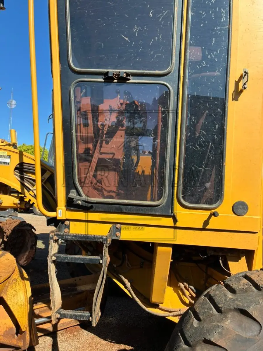 LOTE 005 - Motoniveladora Caterpillar 120K, ano 2013, diesel. Avaliada em R$ 180.000,00.