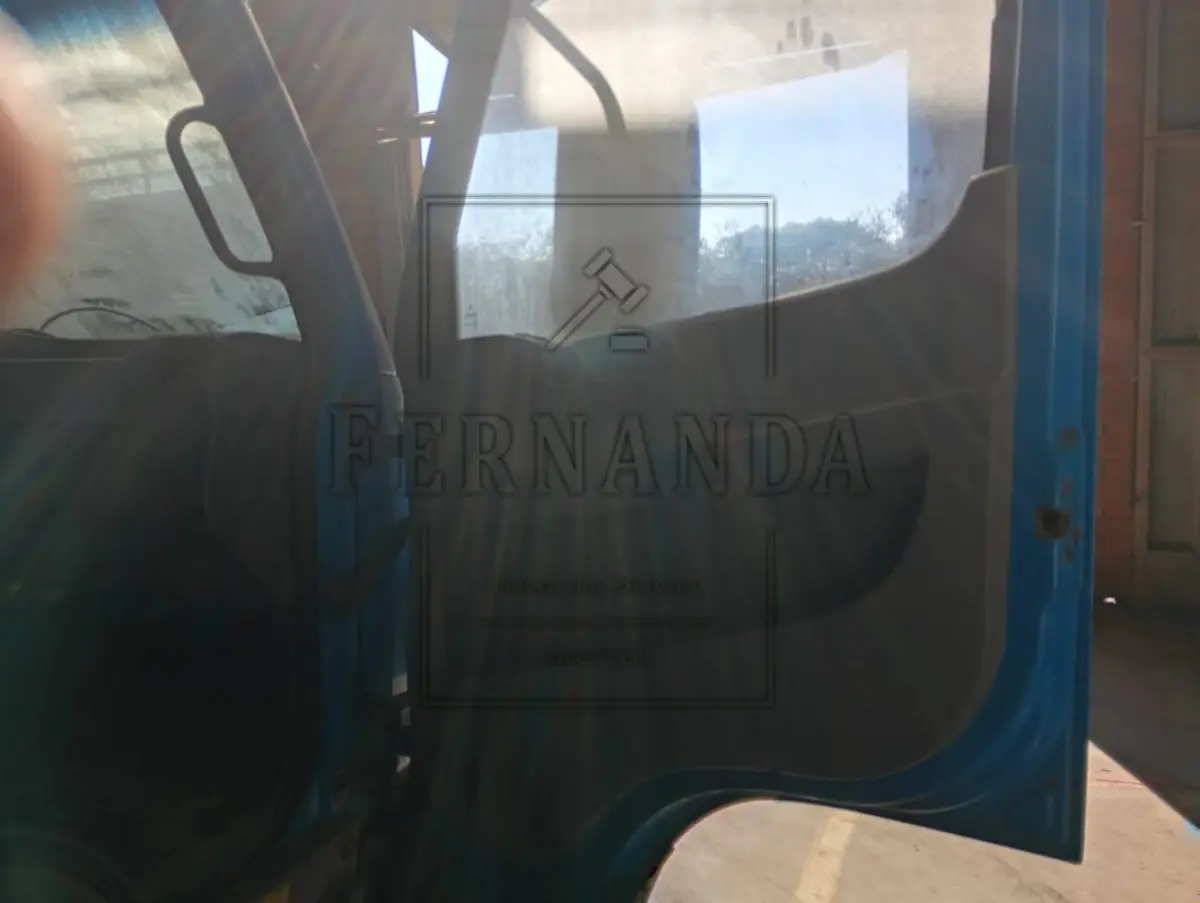 LOTE 003 - Um caminhão Mercedes Benz Modelo 915c, ano/modelo 2006/2006, cor azul, carroceria aberta, placa INA3626. 1° Leilão. Avaliado em R$ 110.000,00.