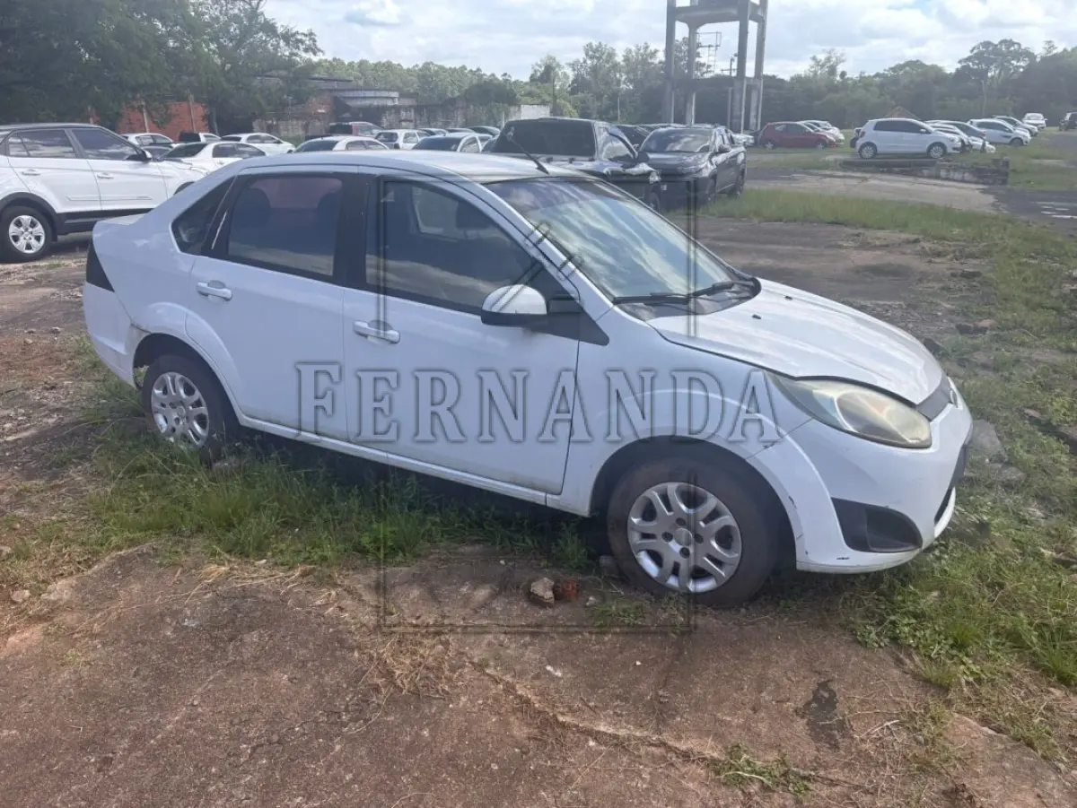 LOTE 018 - VEÍCULO FORD/FIESTA SEDAN 1.6 FLEX , PLACA: IUP7172, ANO: 2013