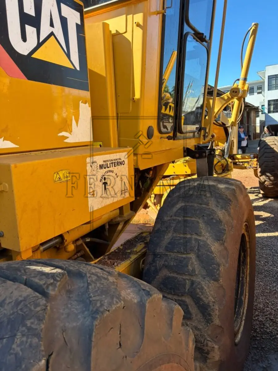 LOTE 005 - Motoniveladora Caterpillar 120K, ano 2013, diesel. Avaliada em R$ 180.000,00.