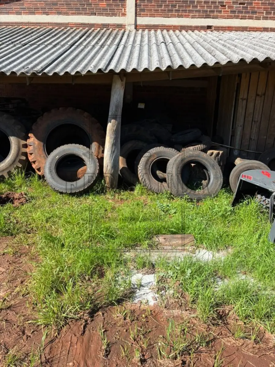 LOTE 011 - Lote de sucata de pneus diversos. Avaliado em R$ 300,00.