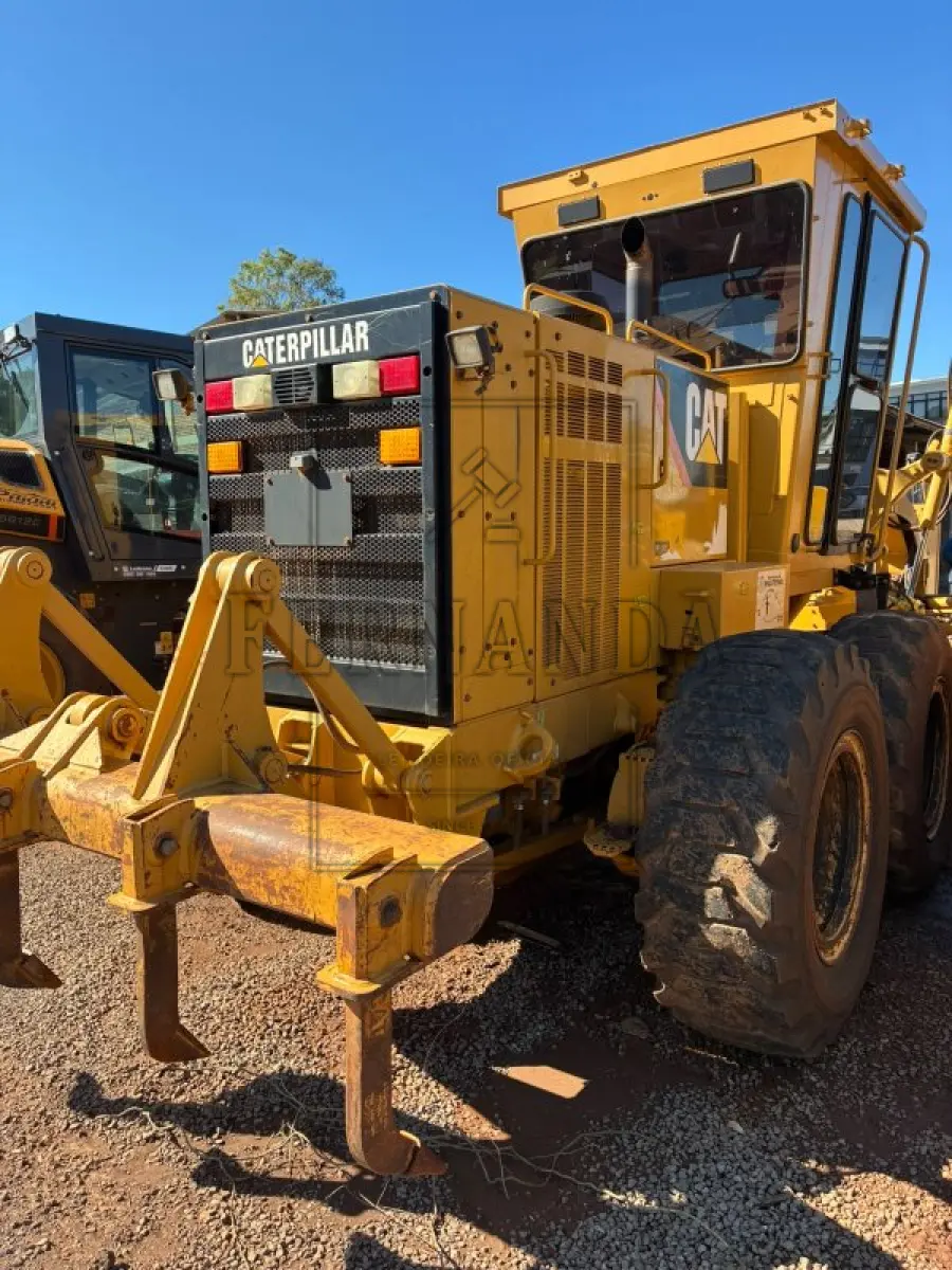 LOTE 005 - Motoniveladora Caterpillar 120K, ano 2013, diesel. Avaliada em R$ 180.000,00.