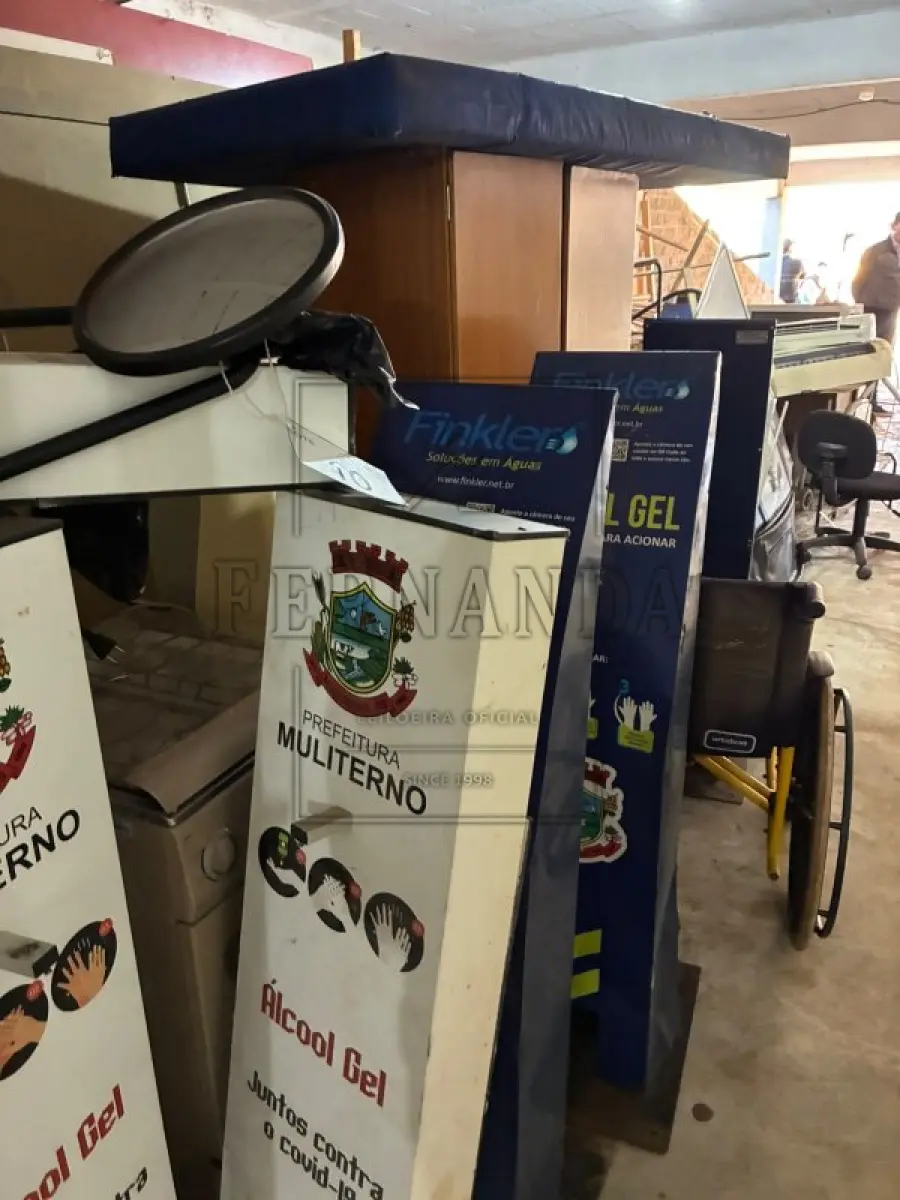 LOTE 010 - Lote de sucatas diversas. Avaliado em R$ 500,00.