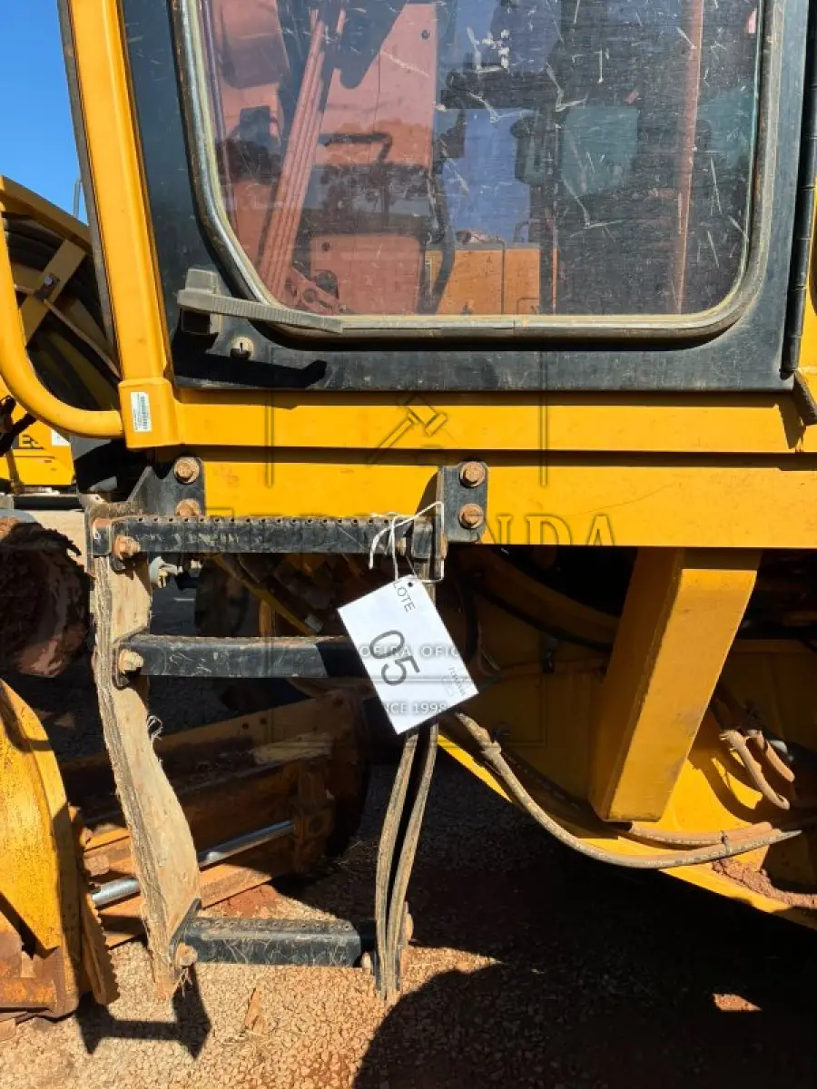 LOTE 005 - Motoniveladora Caterpillar 120K, ano 2013, diesel. Avaliada em R$ 180.000,00.