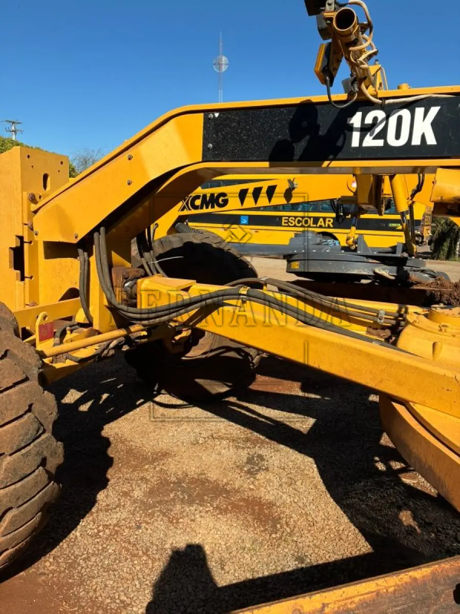 LOTE 005 - Motoniveladora Caterpillar 120K, ano 2013, diesel. Avaliada em R$ 180.000,00.