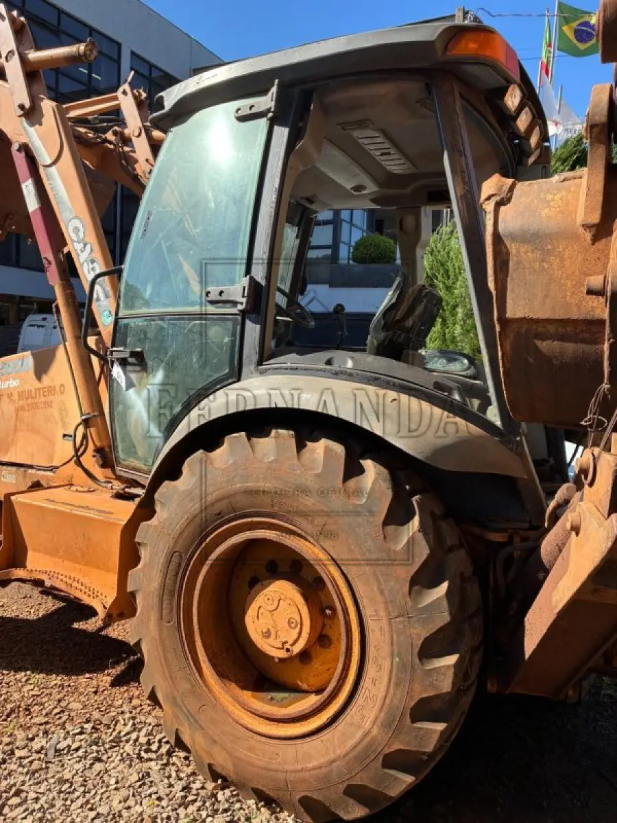 LOTE 003 - Retroescavadeira Case 580M 4X4, 85 hp, ano 2010, diesel. Avaliado em R$ 60.000,00.