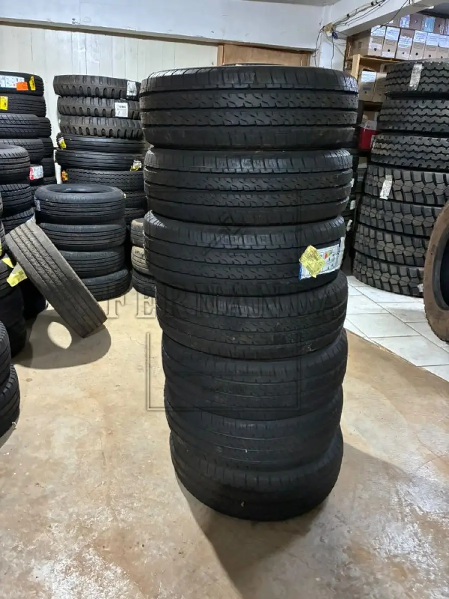 LOTE 009 - Lote com 7 (sete) pneus novos MASSIMO 225/70 R15 DUREVO V1. Avaliado em R$ 280,00.
