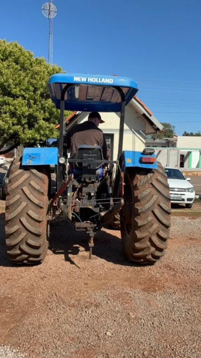 LOTE 002 - Trator Agrícola New Holland TT4030 75CV, ano 2018, diesel. Avaliado em R$ 80.000,00.