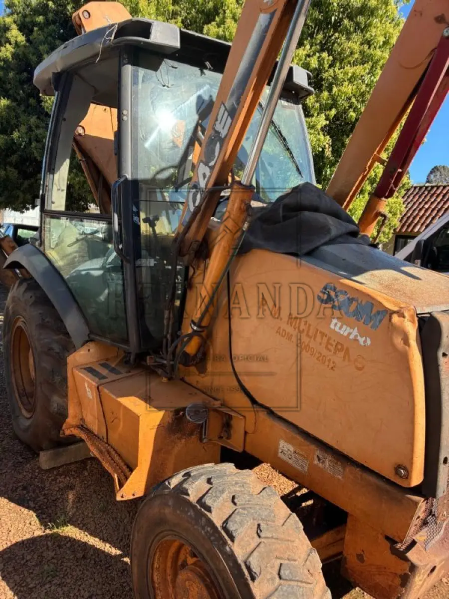 LOTE 003 - Retroescavadeira Case 580M 4X4, 85 hp, ano 2010, diesel. Avaliado em R$ 60.000,00.