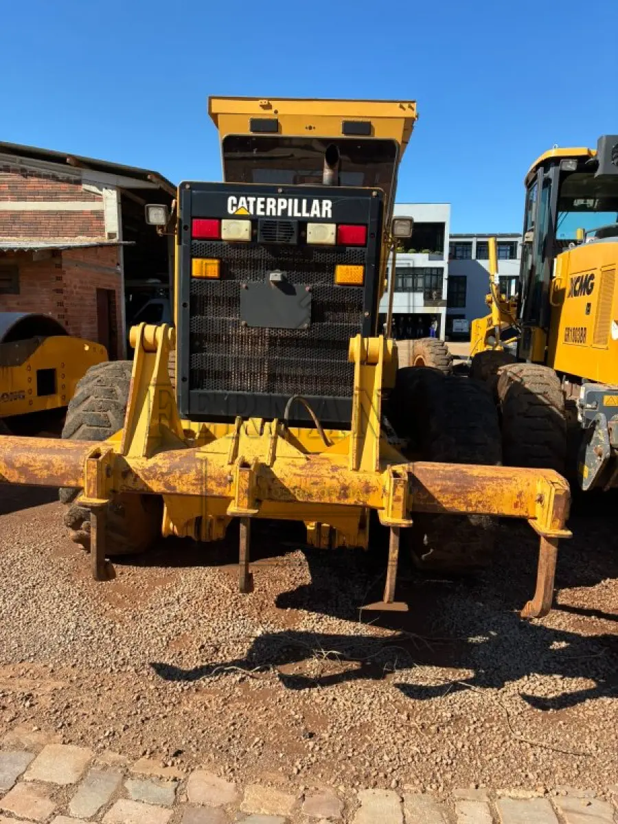 LOTE 005 - Motoniveladora Caterpillar 120K, ano 2013, diesel. Avaliada em R$ 180.000,00.