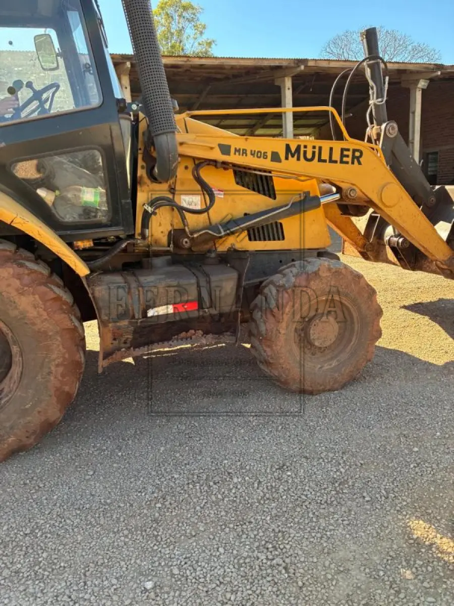 LOTE 004 - Retroescavadeira Muller MR406ADV 4X4 100hp, ano 2024, diesel. Avaliada em R$ 150.000,00.