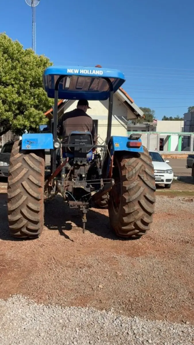 LOTE 002 - Trator Agrícola New Holland TT4030 75CV, ano 2018, diesel. Avaliado em R$ 80.000,00.