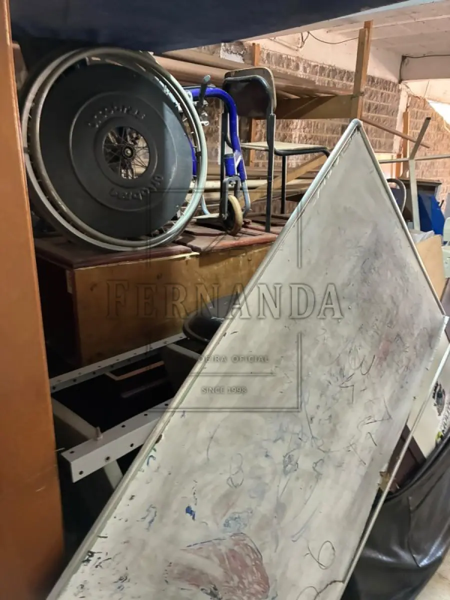 LOTE 010 - Lote de sucatas diversas. Avaliado em R$ 500,00.