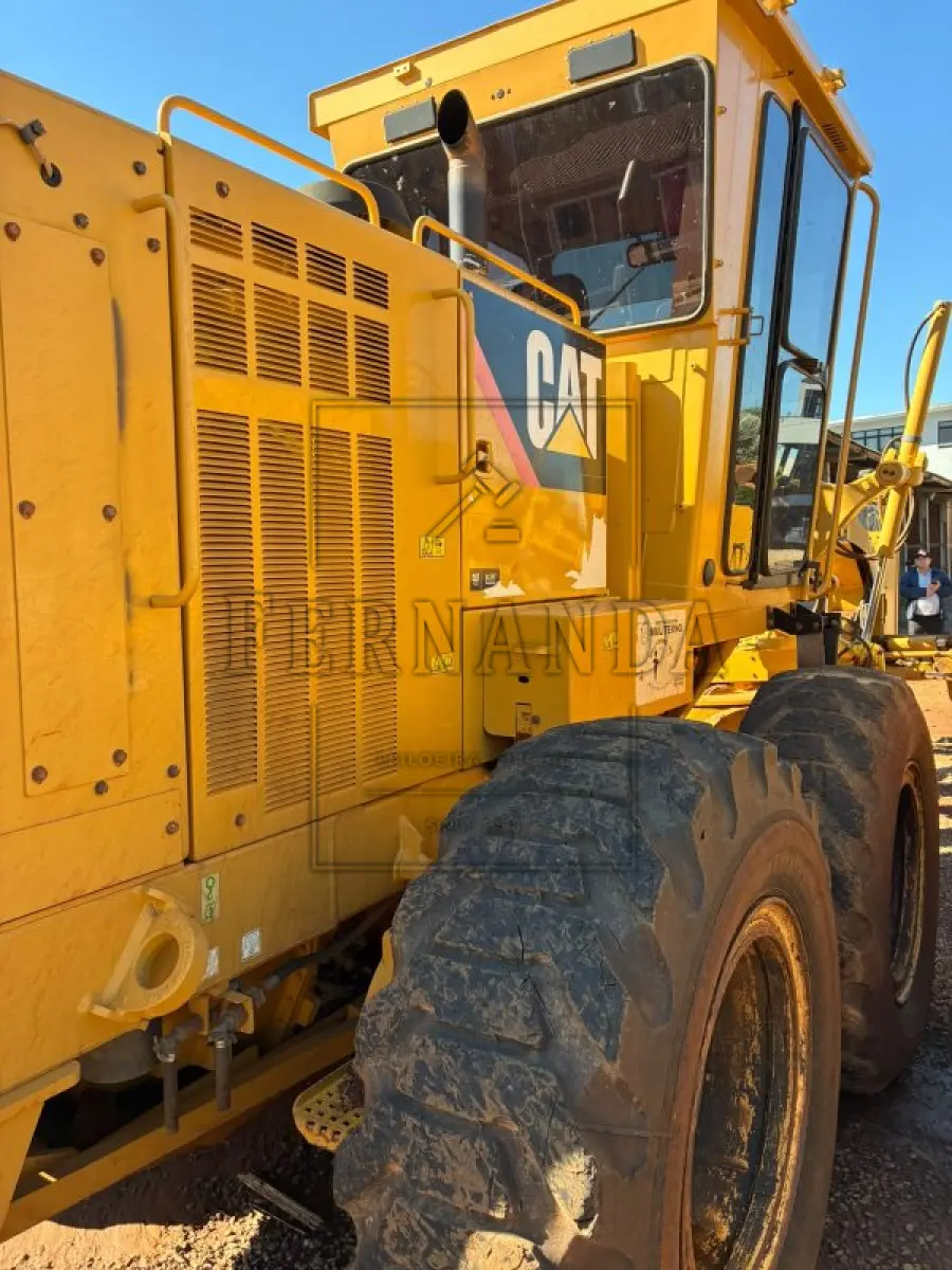 LOTE 005 - Motoniveladora Caterpillar 120K, ano 2013, diesel. Avaliada em R$ 180.000,00.
