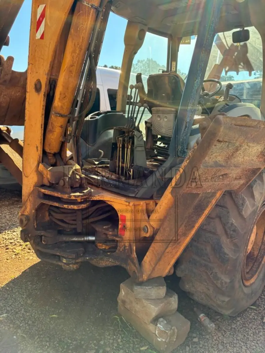 LOTE 003 - Retroescavadeira Case 580M 4X4, 85 hp, ano 2010, diesel. Avaliado em R$ 60.000,00.