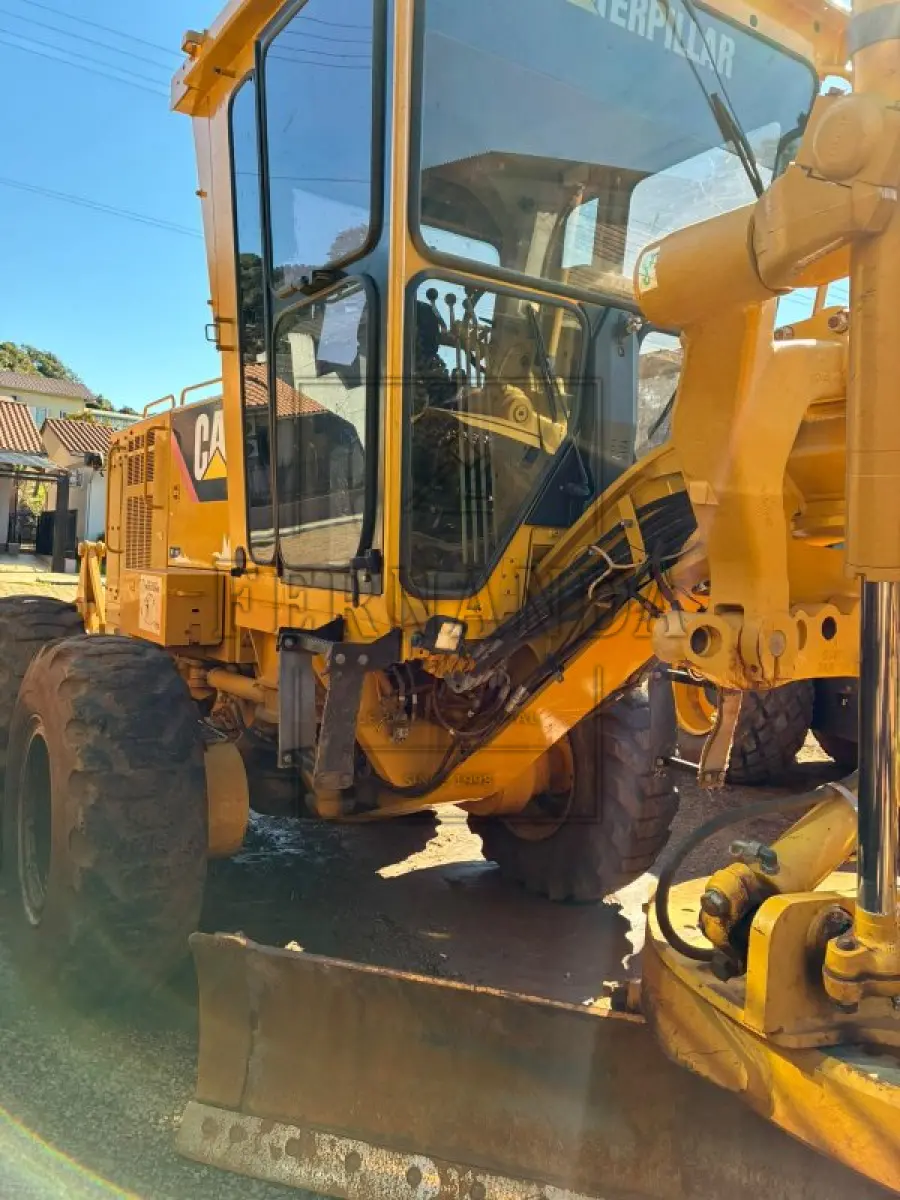 LOTE 005 - Motoniveladora Caterpillar 120K, ano 2013, diesel. Avaliada em R$ 180.000,00.