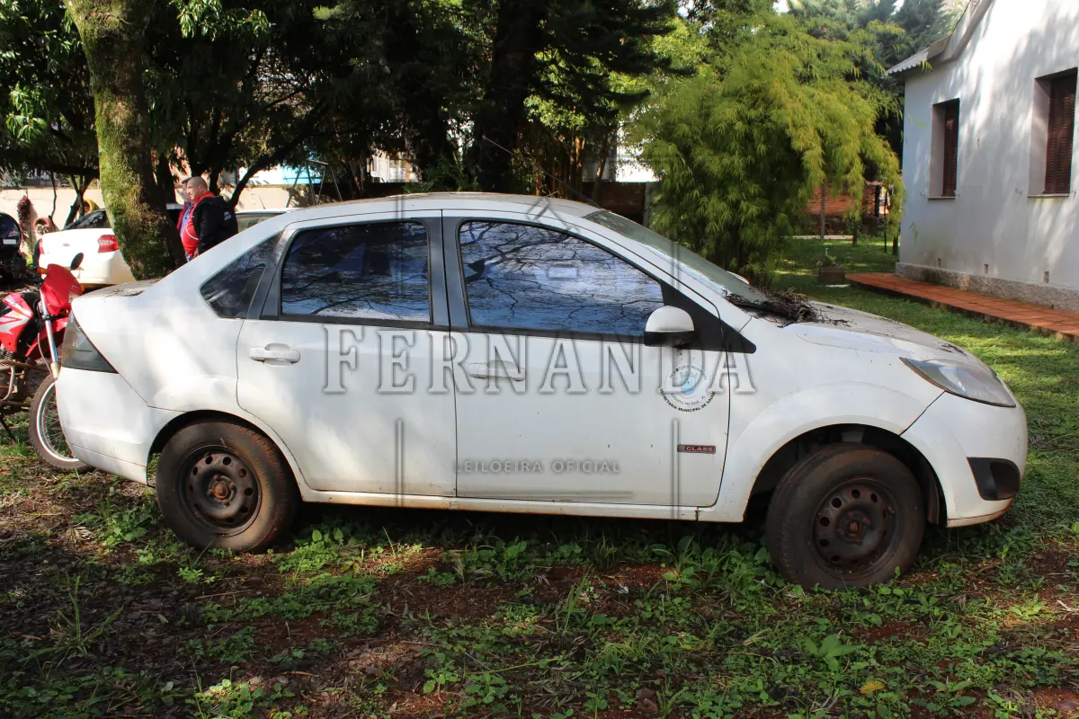 LOTE 004 - Automóvel Ford Fiesta Sedan, 1.6 Flex, placas IRJ2648, ano 2010 modelo 2011, chassi 9BFZ54P5B8132336