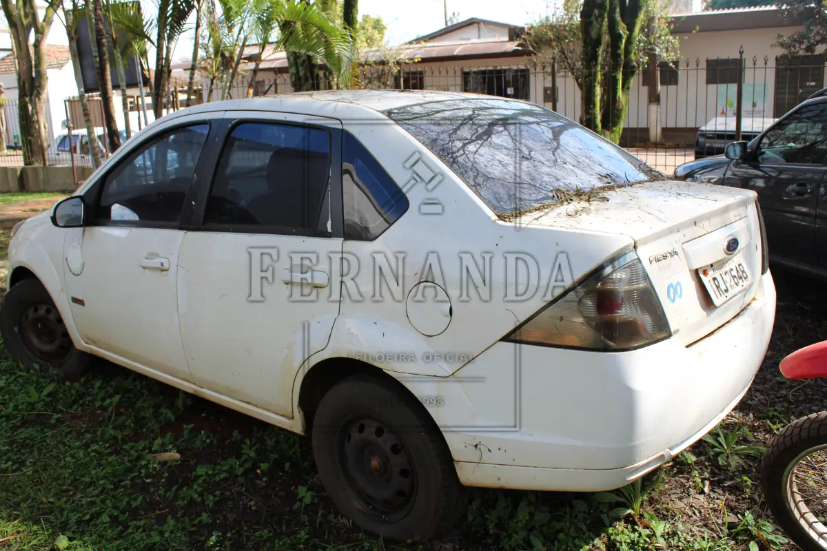 LOTE 004 - Automóvel Ford Fiesta Sedan, 1.6 Flex, placas IRJ2648, ano 2010 modelo 2011, chassi 9BFZ54P5B8132336