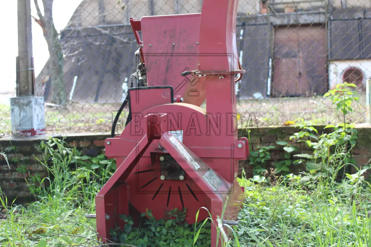 LOTE 011 - Triturador de galhos e troncos com capacidade de trituração de até 15 cm de diâmetro acoplado no engate de três pontos e acionamento de cardan.