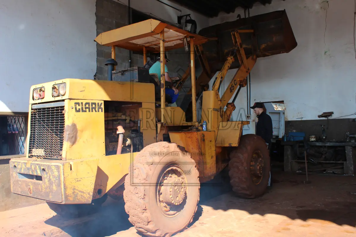 LOTE 010 - Um carregador marca Michigan modelo 45c ano 1982