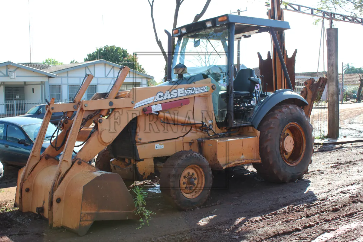 LOTE 008 - Retroescavadeira marca Case ano 2007, modelo 580M, 4x2, motor Cumins 4-B4.5, potência 77HP Chassi N7AH13783