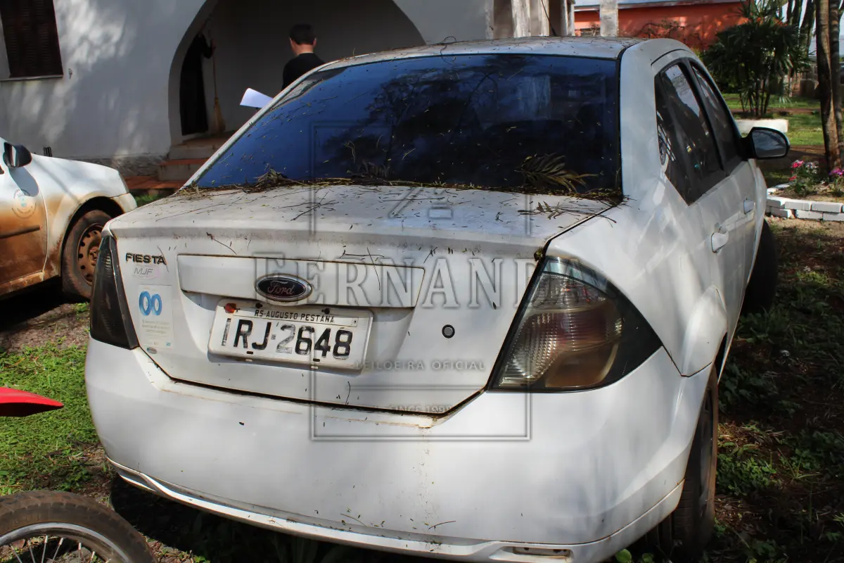 LOTE 004 - Automóvel Ford Fiesta Sedan, 1.6 Flex, placas IRJ2648, ano 2010 modelo 2011, chassi 9BFZ54P5B8132336