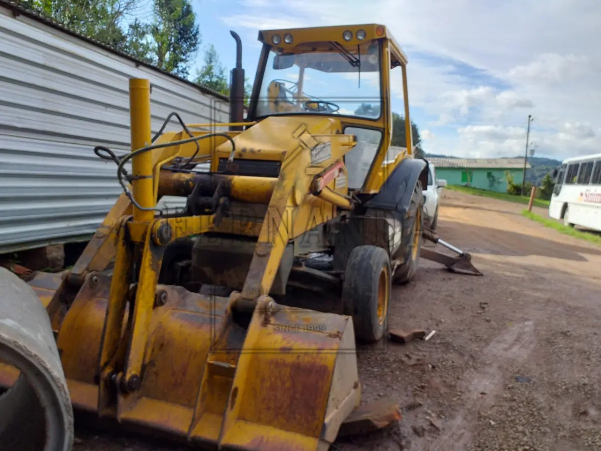 LOTE 004 - Um trator de rodas (retroescavadeira) marca Randon, modelo RK406B, ano de fabricação e modelo 2010, cor amarela, combustível diesel, em regular estado de conservação, funcionando.