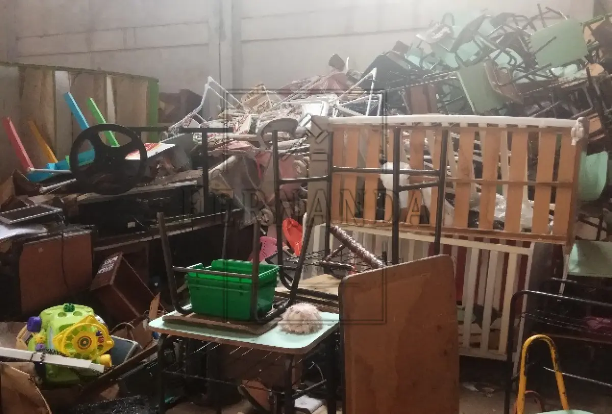 LOTE 028 - Sucatas de arquivos, sofás, berços, etc.