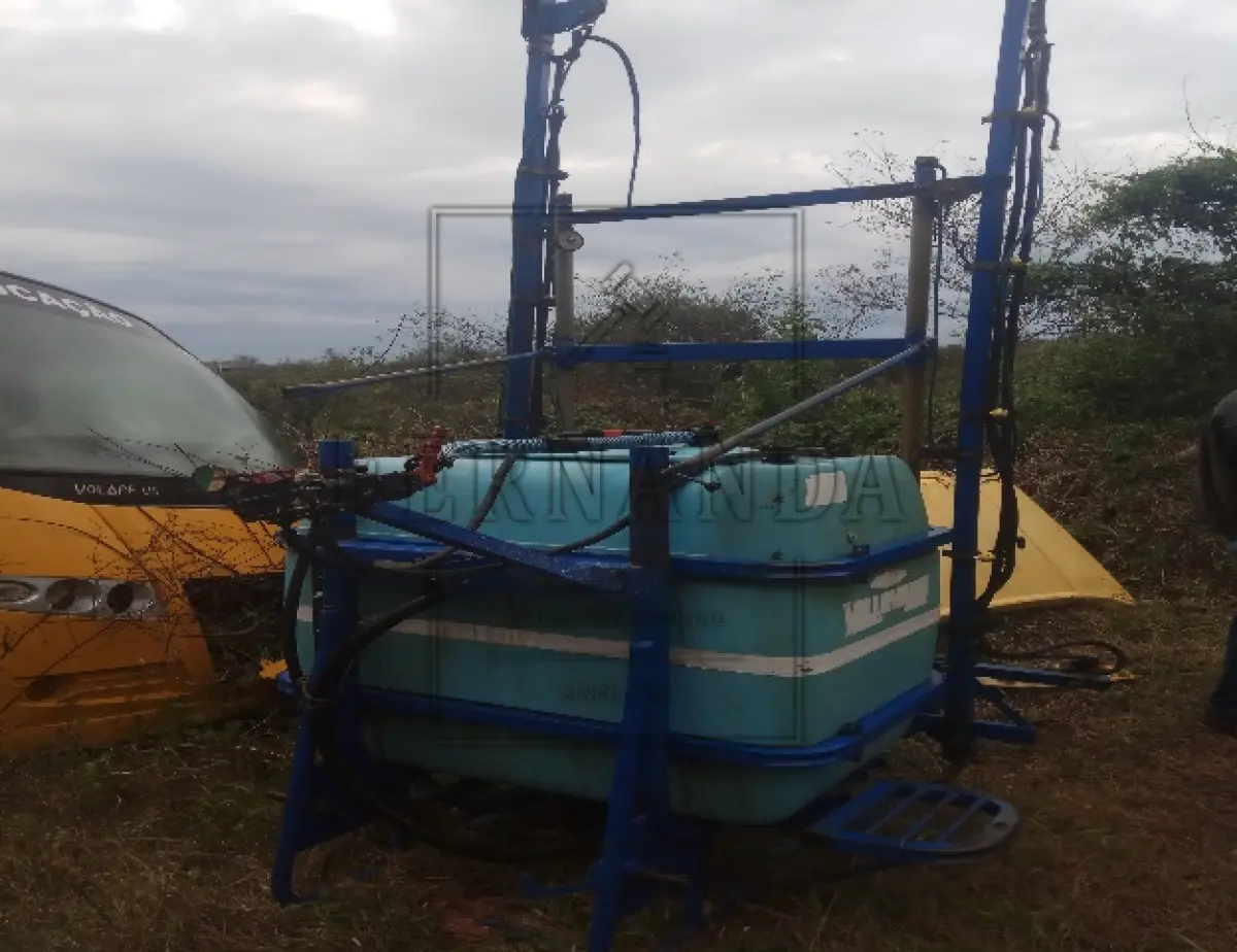 LOTE 023 - Um pulverizador de barra de marca Aral, modelo Valtinho