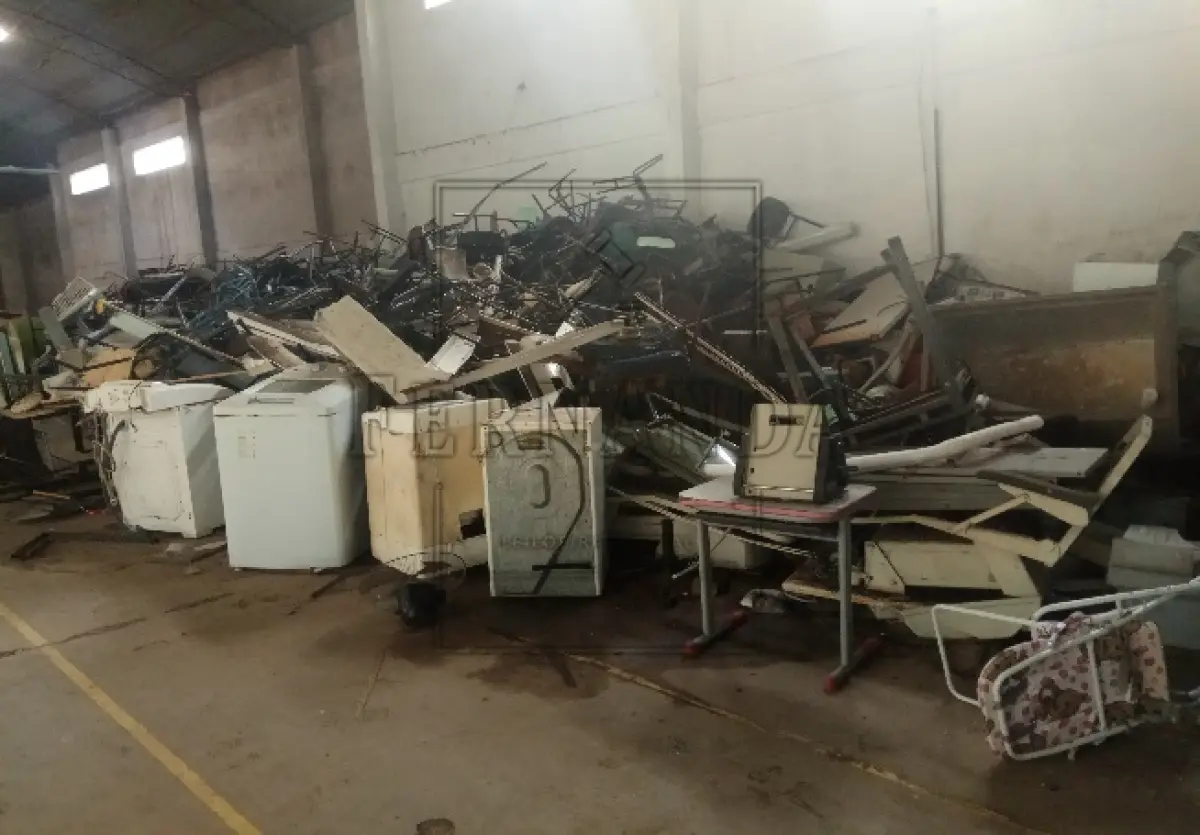 LOTE 026 - Sucatas diversas de classes, quadros, materiais diversos