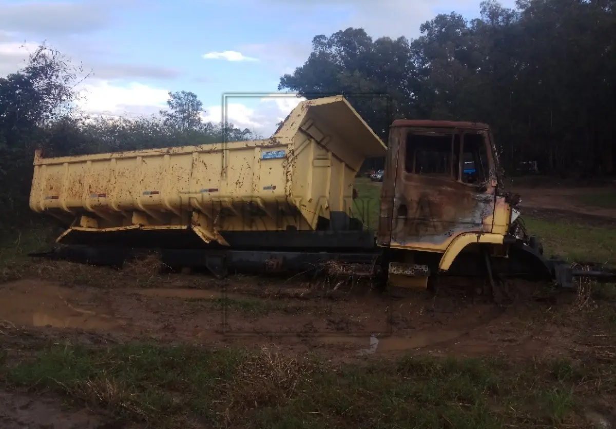 LOTE 015 - Um caminhão basculante M. Benz/L 1620 Truck, 10M3, ano 10, IQV9995