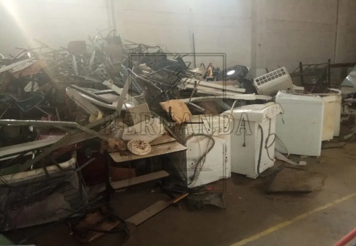 LOTE 026 - Sucatas diversas de classes, quadros, materiais diversos
