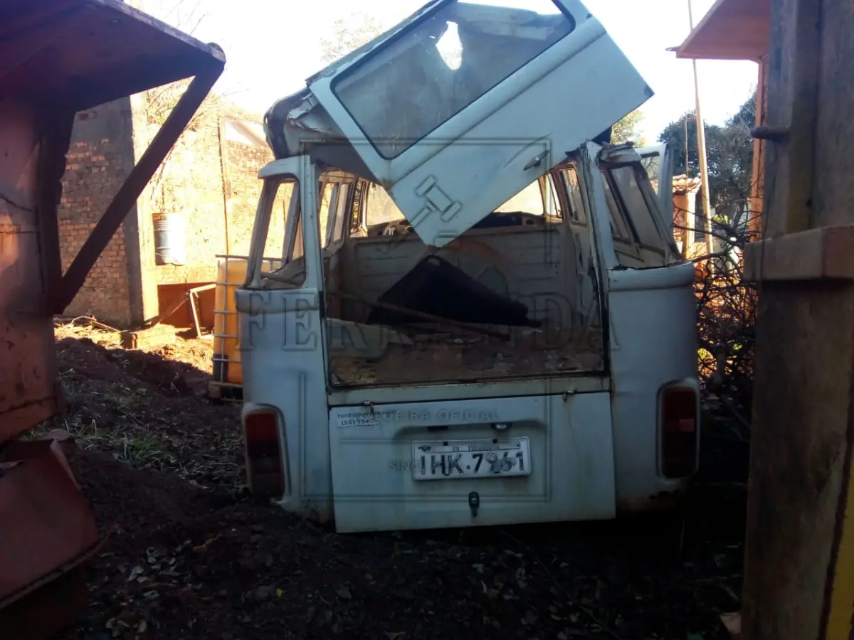 LOTE 012 - Sucata de Kombi VW/Kombi 1989/1989, placa IHK7961, caminhoneta na cor branca, espécie misto, chassi 9BWZZZ23ZKP015915, RENAVAM 580204308