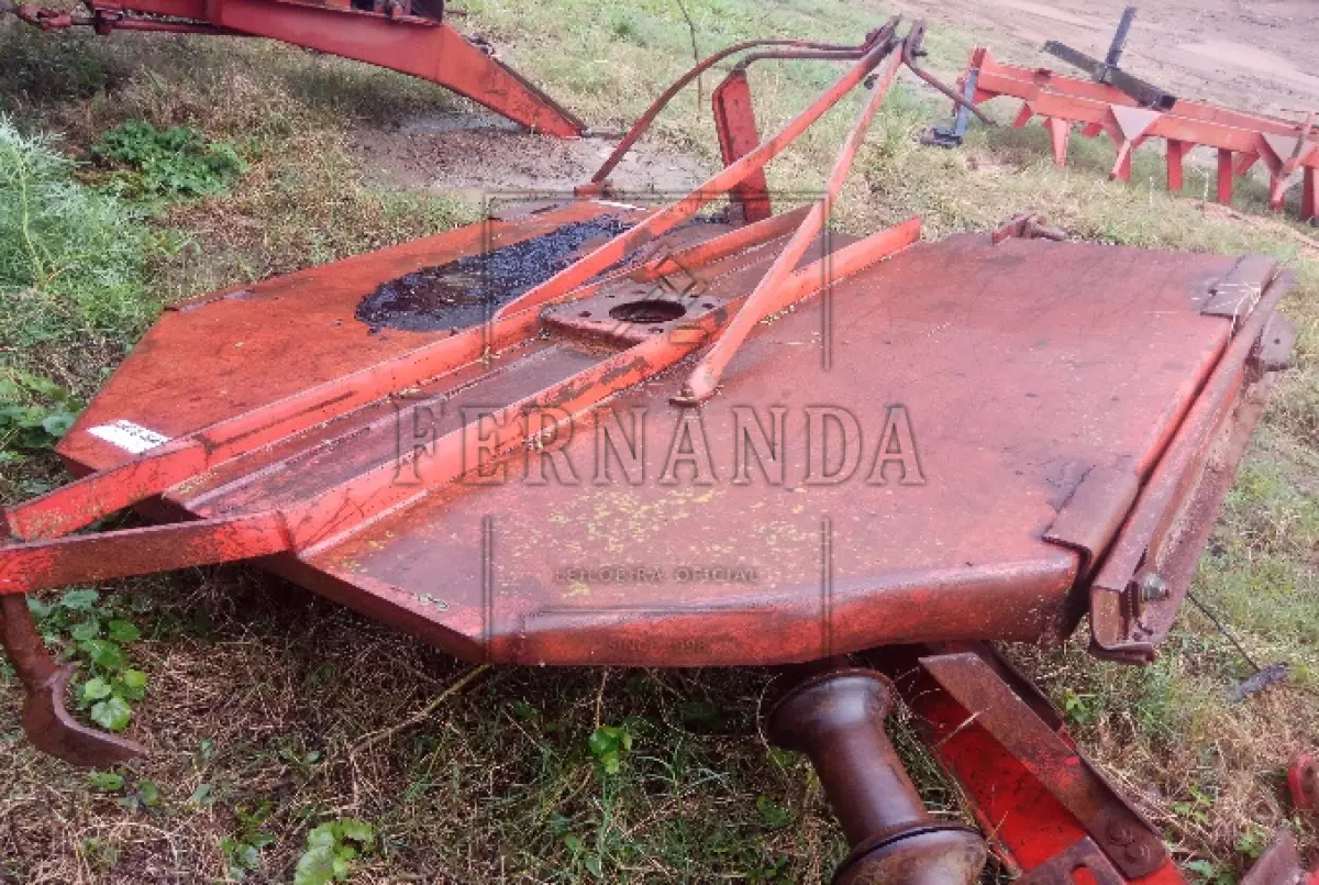 LOTE 025 - Uma carcaça de uma roçadeira, da marca Lavrale, sem motor