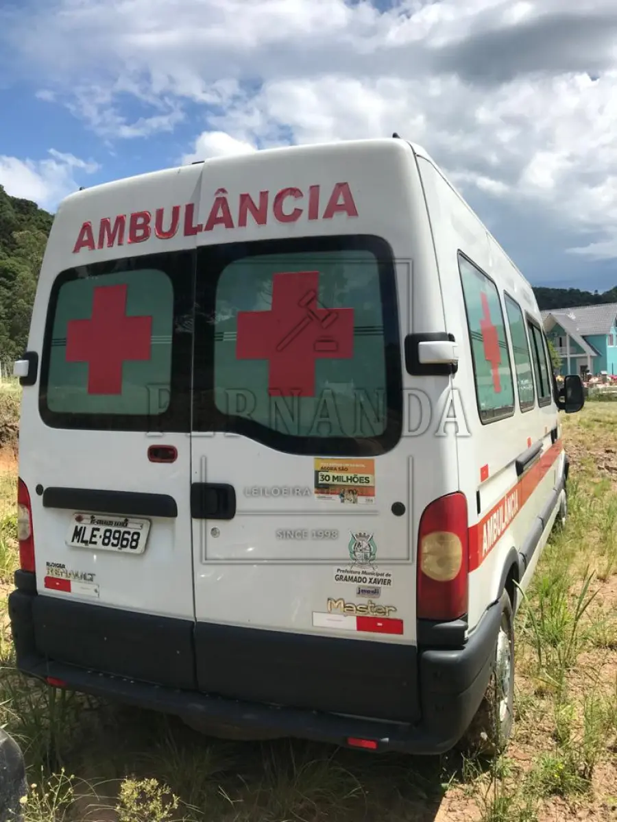 LOTE 002 - Uma ambulância marca Renalt, modelo Master Jaedil, ano de fabricação  2012  e modelo 2013, 114 CV, cor branca, combustível diesel, placa MLE8968, renavem n° 00538773332, chassi 93YADC1L6DJ540641, em regular estado de conservação, funcionando.